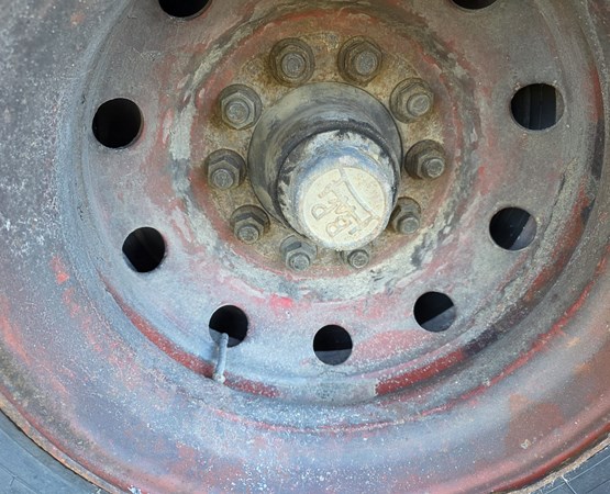 semi-reboque rebaixado, tipo porta maquinas com patas