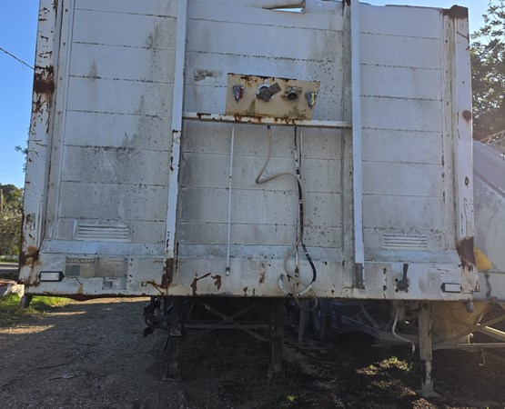 semi-reboque rebaixado, tipo porta maquinas com patas